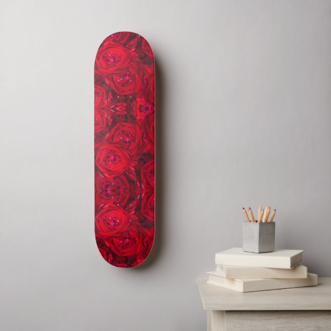 Rote Rose blüht mit Abtropfen - Fotografie Skateboard (Wandkunst)