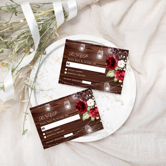 Rote Rose Blume Rustic Wood Wedding RSVP Card (Von Creator hochgeladen)