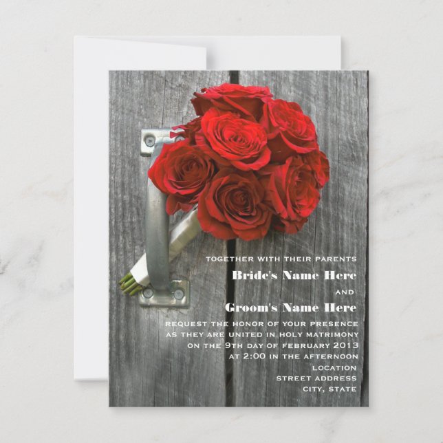 Rote Rose Bouquet & Barnwood Wedding Einladung (Vorderseite)