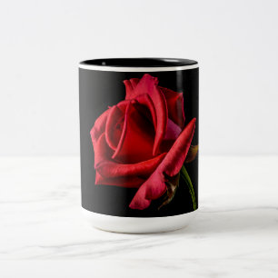 Rote Rose gegen schwarzen Hintergrund Zweifarbige Tasse