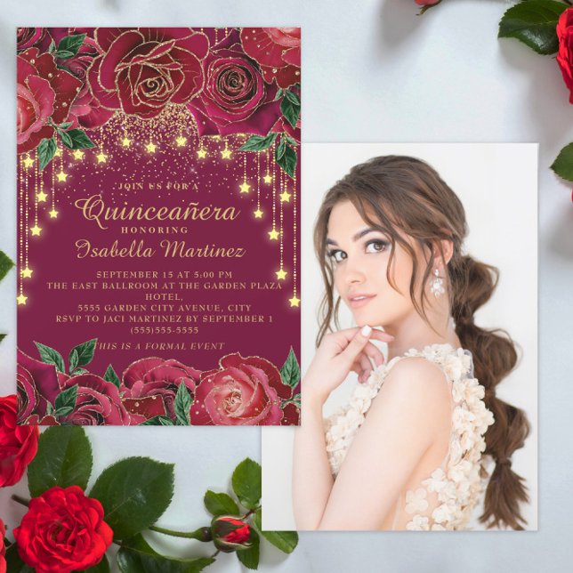 Rote Rose Gold String Light Star Foto Quinceañera Einladung (Elegant red roses and gold string lights Quinceanera photo invitation)