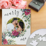 Rote Rose heiraten Me Script Vorschlag Foto<br><div class="desc">Heiratsvorschlag in Form eines Puzzles mit romantischem Foto-Set in einem doppelten goldenen Ringrahmen. Das Design zeichnet sich durch schöne rote Rosen und Eukalyptus-Blätter aus und wird in eleganter Schriftzypografie mit "heiraten mir" versehen. Perfekter Prop und Sake für Ihr Heiratsangebot und Ihre Verlobung Ankündigung. Der schwarz-weiße Hintergrund und die Typografie-Farben lassen...</div>