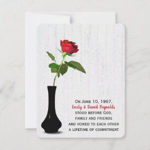 Rote Rose in schwarzer Vase auf weißem Holz Einladung