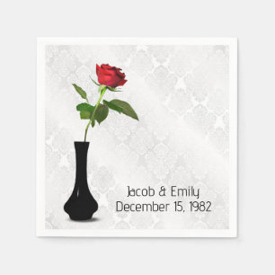 Rote Rose in Vase auf weißem Damast Serviette