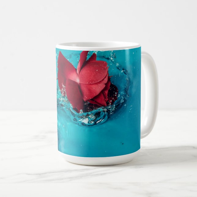  Rote Rose mit blauem Hintergrund Kaffeetasse (VorderseiteRechts)