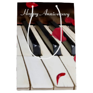 Rote Rose Petals auf Piano Mittlere Geschenktüte