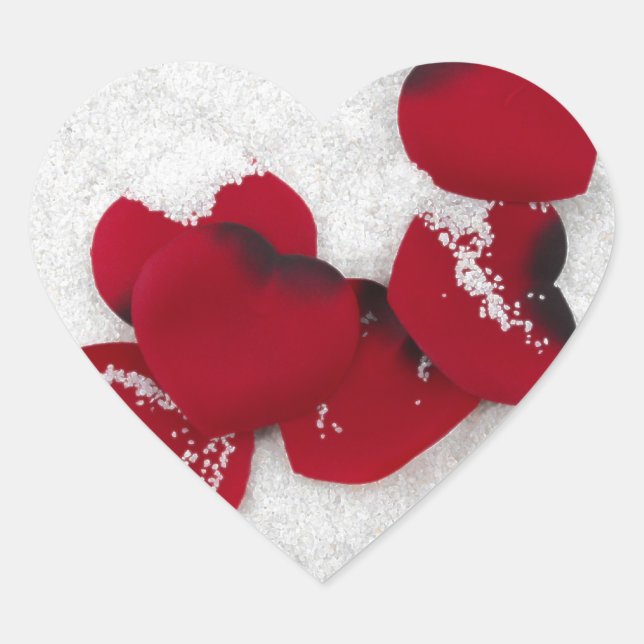 Rote Rose Petals im Schnee, Winterhochzeit Herz-Aufkleber (Vorderseite)