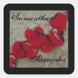 Rote Rose Petals on Sand Beach Wedding Quadratischer Aufkleber