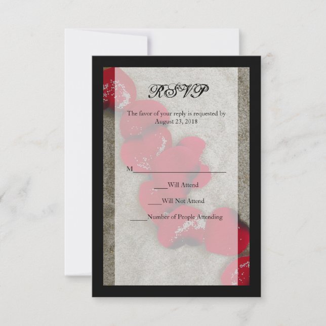 Rote Rose Petals on Sand Beach Wedding UAWG RSVP Karte (Vorderseite)