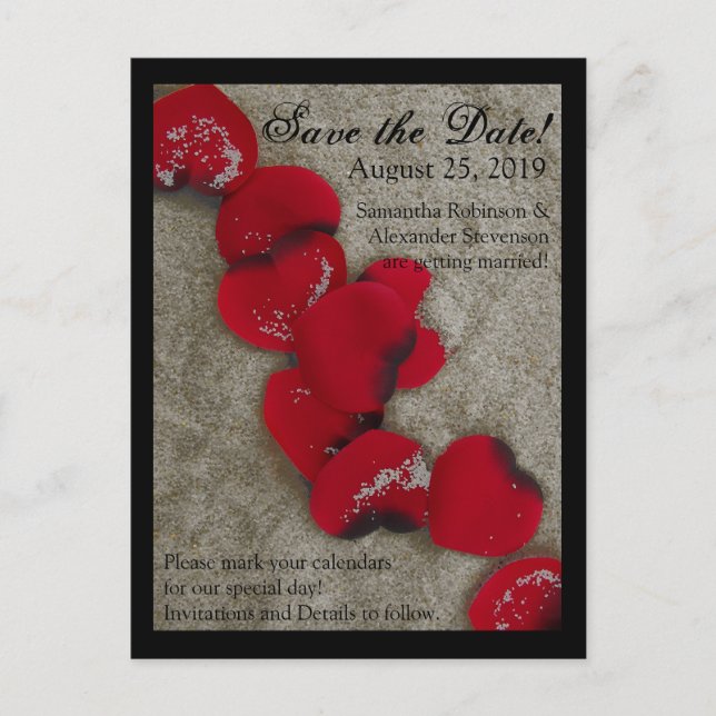 Rote Rose Petals Sand Beach Hochzeit Save the Date Ankündigungspostkarte (Vorderseite)