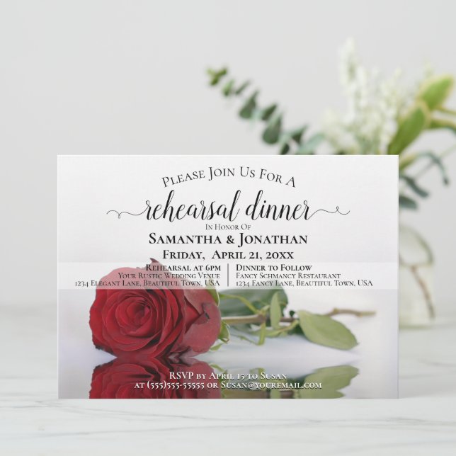 Rote Rose Romantische Chic Hochzeit Probe & Abende Einladung (Stehend Vorderseite)