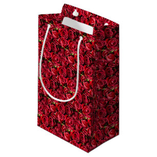 Rote Rosen am Valentinstag Kleine Geschenktüte