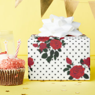 Rote Rosen auf einem Polka Dot Hintergrund. Geschenkpapier