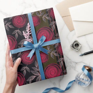 Rote Rosen auf schwarz. Geschenkpapier