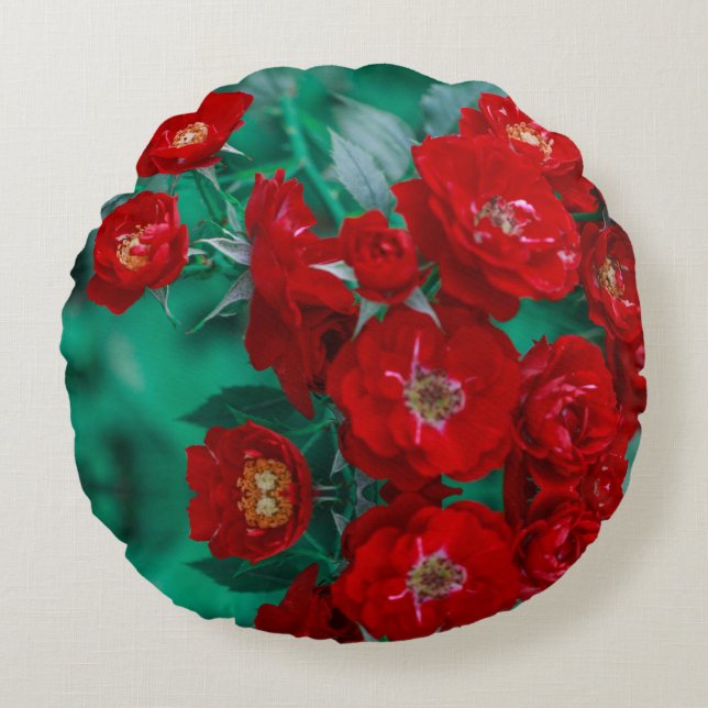 Rote Rosen Blassgrüne Blätter Rundes Kissen (Vorderseite)