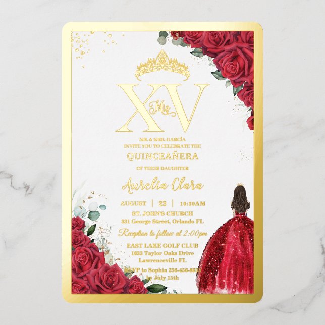 Rote Rosen Floral Quinceañera Quince 15 XV Gold Folieneinladung (Vorderseite)
