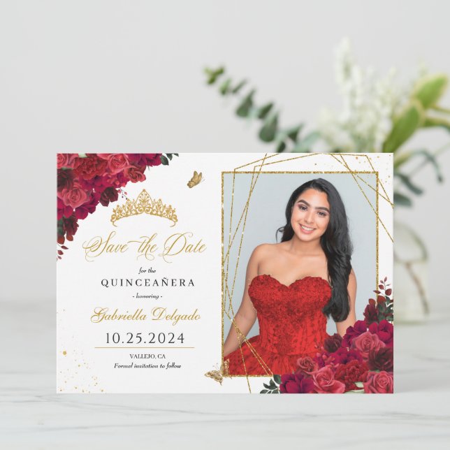 Rote Rosen Fotokarte Quinceañera Save the Date Einladung (Stehend Vorderseite)
