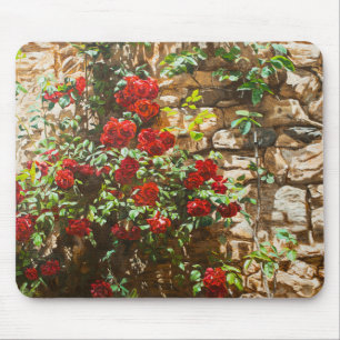 Rote Rosen gegen eine Steinmauer Mousepad