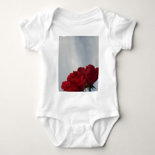 Rote Rosen gegen einen hellen blauen Himmel Baby Strampler