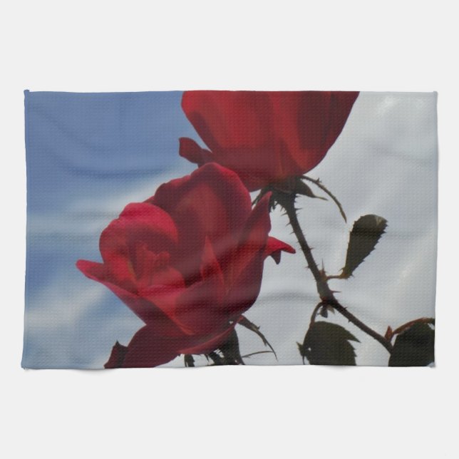 Rote Rosen gegen einen hellen blauen Himmel Handtuch (Horizontal)