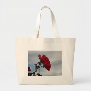 Rote Rosen gegen einen hellen blauen Himmel Jumbo Stoffbeutel