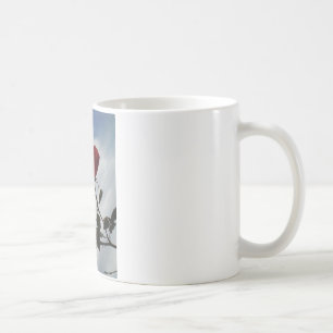 Rote Rosen gegen einen hellen blauen Himmel Kaffeetasse