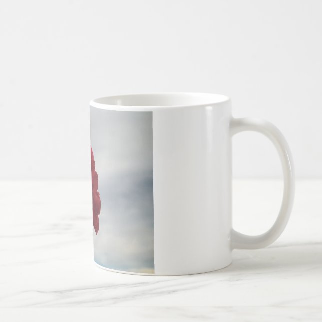 Rote Rosen gegen einen hellen blauen Himmel Kaffeetasse (Rechts)