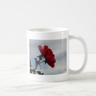 Rote Rosen gegen einen hellen blauen Himmel Kaffeetasse