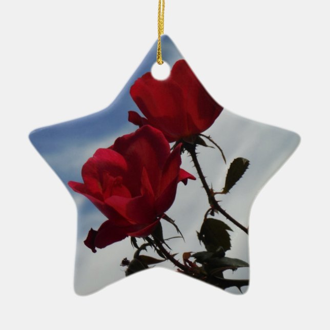 Rote Rosen gegen einen hellen blauen Himmel Keramik Ornament (Vorne)