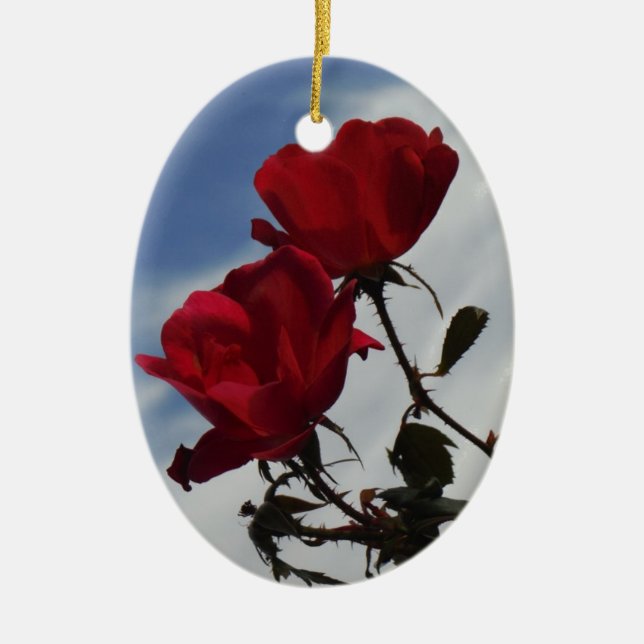 Rote Rosen gegen einen hellen blauen Himmel Keramikornament (Vorne)