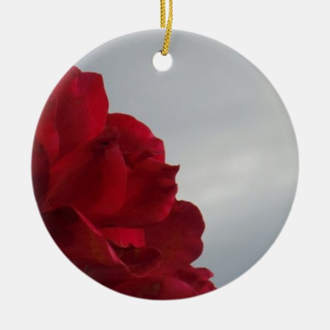 Rote Rosen gegen einen hellen blauen Himmel Keramikornament (Vorne)