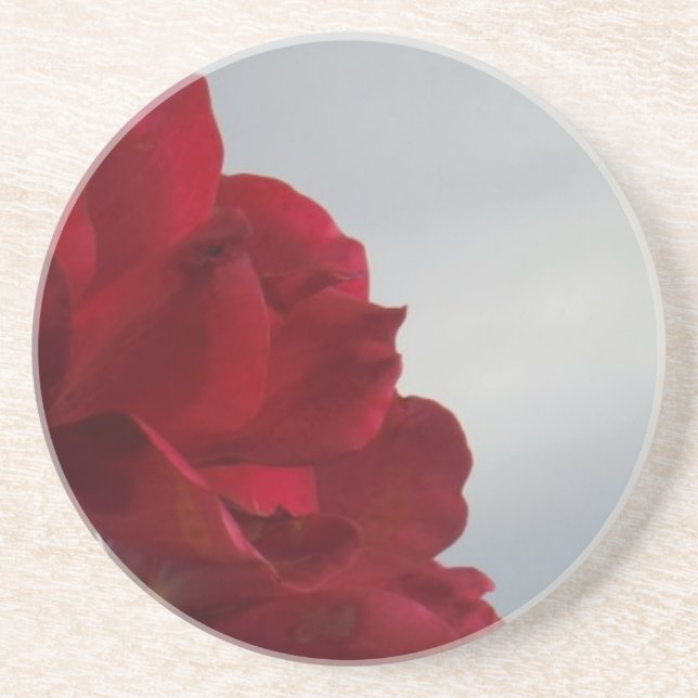Rote Rosen gegen einen hellen blauen Himmel Sandstein Untersetzer (Vorne)