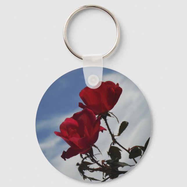 Rote Rosen gegen einen hellen blauen Himmel Schlüsselanhänger (Vorderseite)