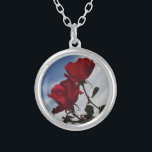 Rote Rosen gegen einen hellen blauen Himmel Versilberte Kette<br><div class="desc">Rote Rosen gegen ein blaues Foto von Sandy Closs,  aufgenommen am Arrowhead See. "rote Rose""rote Rosen""rosa Rosen""Rosa Rosen""Hochzeiten""Liebe-Geschenk""Rote Blume""Rote Blume""Rote Blüten" Rose "Geschenke mit Rose"</div>