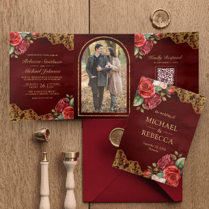 Rote Rosen Gold Lace Maroon QR Code Foto Hochzeit Dreifach Gefaltete Einladung