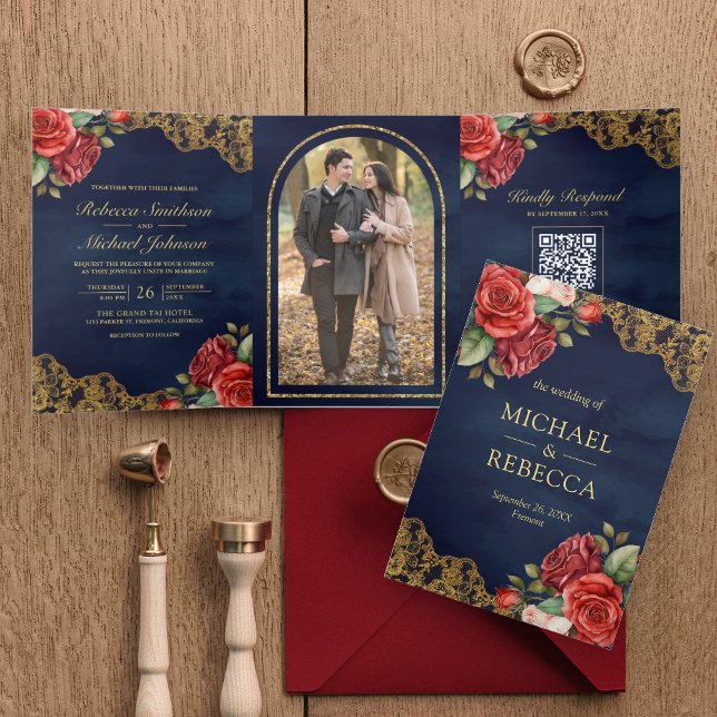 Rote Rosen Gold Lace Navy QR Code Foto Hochzeit Dreifach Gefaltete Einladung (Von Creator hochgeladen)