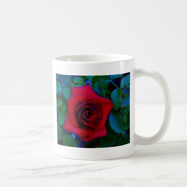 Rote Rosen mit blauen Farbtönen Kaffeetasse (Rechts)
