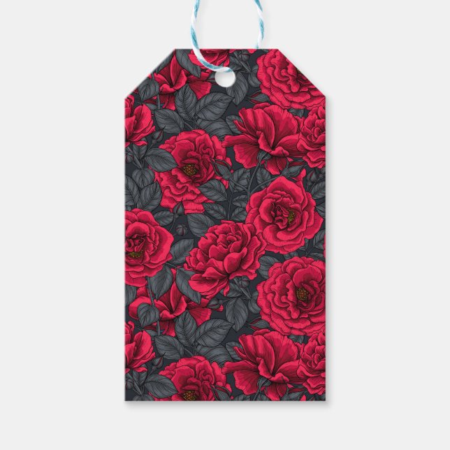 Rote Rosen mit grauen Blätter auf schwarz Geschenkanhänger (Vorderseite)