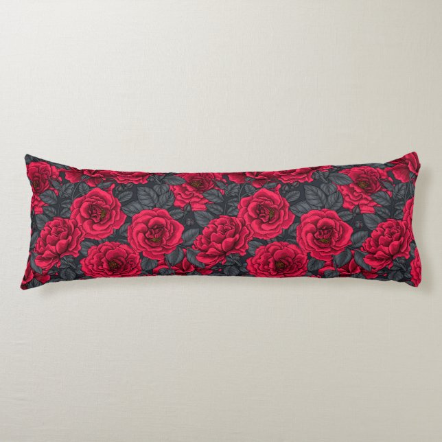 Rote Rosen mit grauen Blätter auf schwarz Seitenschläferkissen (Vorderseite)