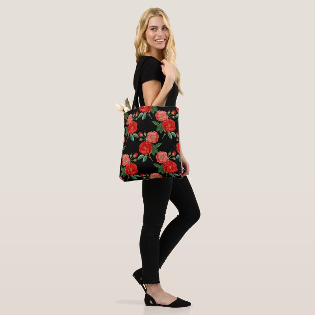 Rote Rosen, schwarzer Hintergrund, Tasche (Am Model)