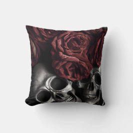 Rote Rosen um Skulls Gothic Kissen