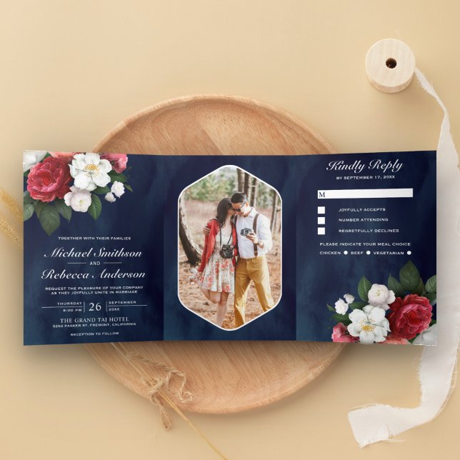 Rote Rosen und White Magnolia Navy Blue Wedding Dreifach Gefaltete Einladung (Von Creator hochgeladen)
