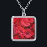 Rote Rosen Versilberte Kette<br><div class="desc">A romantic design featuring an elegant bouquet of red roses.</div>