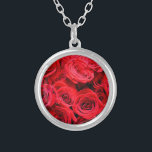 Rote Rosen Versilberte Kette<br><div class="desc">A romantic design featuring an elegant bouquet of red roses.</div>