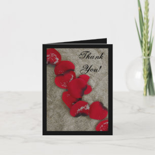 Rote Rosenblüten auf Sandstrand-Hochzeit Dankeskarte