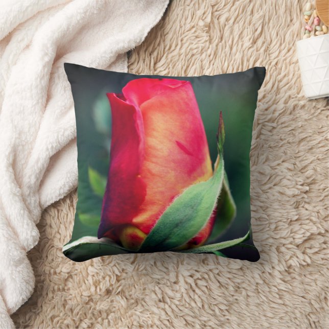 Rote Rosenknospe-Blume mit gelben Highlights Nah Kissen (Decke)