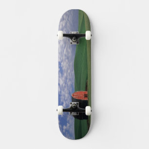 Rote Scheune auf Weizen- und Gerstenfeld in Whitma Skateboard