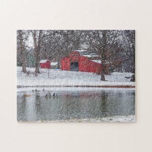 Rote Scheune im malerischen Schnee