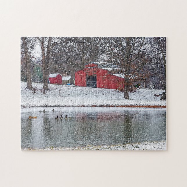 Rote Scheune im malerischen Schnee (Horizontal)