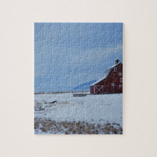 Rote Scheune in den Rocky Mountains im Winter